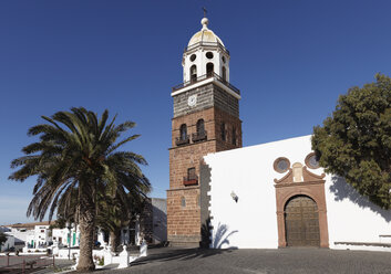 Spanien, Kanarische Inseln, Lanzarote, Teguise, Blick auf die Kirche San Miguel - SIEF000459