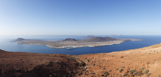 Spanien, Kanarische Inseln, Lanzarote, Blick auf die Insel la graciosa - SIEF000461