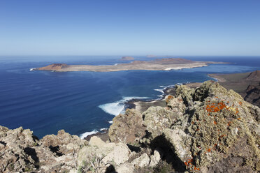 Spanien, Kanarische Inseln, Lanzarote, Risco de Famara, Insel La Graciosa, Blick aufs Meer mit Klippe - SIEF000462