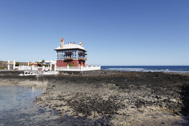 Spain, Canary Islands, Lanzarote, Arrieta, Blue House at sea side - SIEF000463