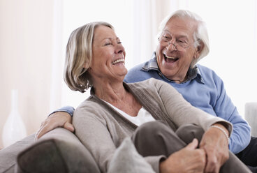 Germany, Wakendorf, Senior couple smiling - WESTF016216