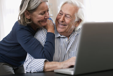 Germany, Wakendorf, Senior couple using laptop - WESTF016244