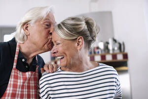 Deutschland, Wakendorf, Älterer Mann küsst Frau auf die Stirn - WESTF016249