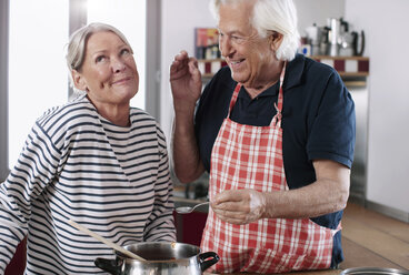 Germany, Wakendorf, Senior couple in kitchen - WESTF016258