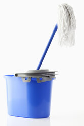 Blauer Eimer mit Mopp auf weißem Hintergrund - MAEF003160