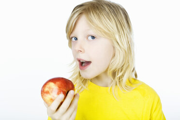 Junge hält Apfel vor den Mund, Porträt - MSF002439
