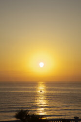 Spanien, Santander, Blick auf den Sonnenuntergang an der Meeresküste - MSF002431