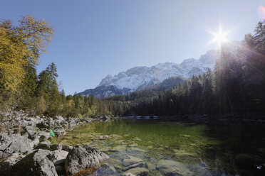 Deutschland, Bayern, Oberbayern, Werdenfelser Land, Grainau, Blick auf Wetterstein und Frillensee - SIEF000486