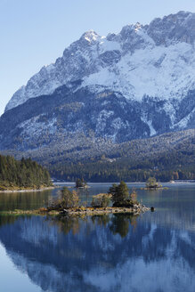 Deutschland, Bayern, Oberbayern, Werdenfelser Land, Grainau, Blick auf Wetterstein und Eibsee - SIEF000487