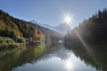 Deutschland, Bayern, Oberbayern, Werdenfelser Land, Grainau, Blick auf Wetterstein und Riessersee - SIEF000489