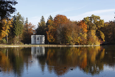 Deutschland, Bayern, Oberbayern, München, Blick auf den Nymphenburger Park mit See - SIEF000493