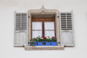 Schweiz, Fribourg Region, Gruyeres, Blick auf geschlossenes Fenster mit Topfpflanze - GWF001396