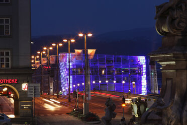 Österreich, Oberösterreich, Linz, Blick auf das Ars Electronica Center mit Nibelungenbrücke bei Nacht - SIEF000508