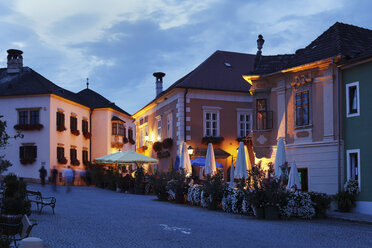 Österreich, Burgenland, Blick auf Rost am neusiedler see in der Abenddämmerung - SIEF000513