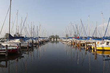 Österreich, Burgenland, Blick auf Yachthafen mit Neusiedlersee - SIEF000519