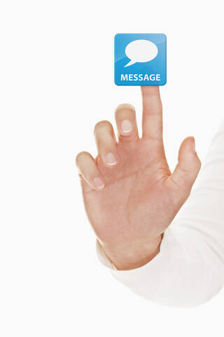 Menschliche Hand berührt Nachricht Symbol, lizenzfreies Stockfoto