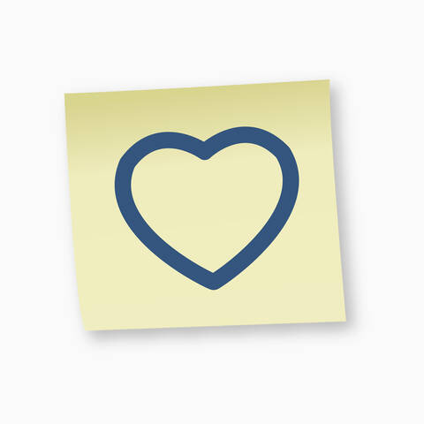 Herzförmiges Symbol auf Haftnotiz, Nahaufnahme, lizenzfreies Stockfoto