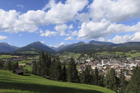 Österreich, Salzburg, Lungau, Tamsweg, Blick auf Berge mit Dorf - SIEF000545