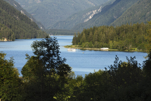 Österreich, Kärnten, Blick auf die Gailtaler Alpen mit Weißensee - SIEF000546