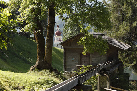 Österreich, Kärnten, Lesachtal, Maria Luggau, Blick auf die Wassermühle, lizenzfreies Stockfoto
