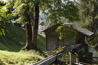 Österreich, Kärnten, Lesachtal, Maria Luggau, Blick auf die Wassermühle - SIEF000547