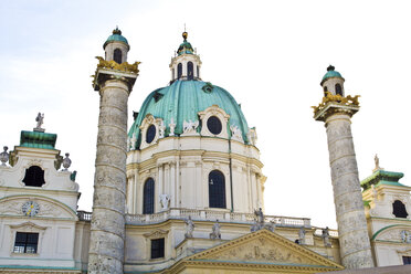 Österreich, Wien, Blick auf die karlskirche am karlsplatz - MBEF000071