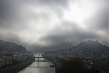 Österreich, Salzburg, Blick auf Altstadt und Salzach im Herbst - WWF001839