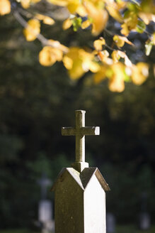 Österreich, Salzburg, Blick auf den Friedhof im Herbst - WWF001840