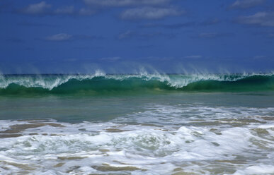 Afrika, Kap Verde, Sal, Blick auf Wellen im Meer - KSWF000660