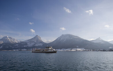 Austria, Salzkammergutal, View of ferry in wolfgangsee lake with mountains - WWF001851