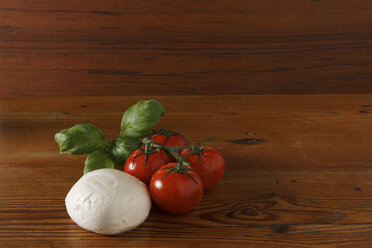 Tomaten, Basilikum und Mozzarella auf dem Tisch - KSWF000670