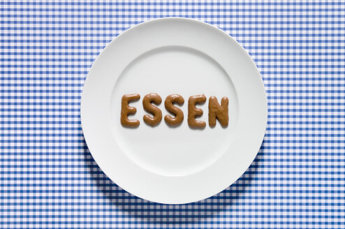 Wort Essen geschrieben mit russischem Brot auf Teller, Nahaufnahme - MUF000980