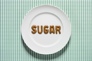 Wort Zucker geschrieben mit russischem Brot auf Schale, Nahaufnahme - MUF000989