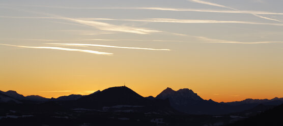 Österreich, Salzburg, Blick auf den Gaisberg mit Untersber in der Abenddämmerung - WVF000156