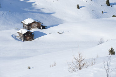 Österreich, Südtirol, Blick auf Hütten im Schnee - MRF001219