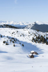Österreich, Südtirol, Blick auf Hütten in verschneiten Bergen - MRF001222