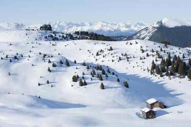 Österreich, Südtirol, Blick auf Hütten in verschneiten Bergen - MRF001223