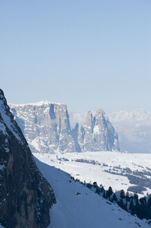 Österreich, Südtirol, Blick auf einen Berg im Schnee - MRF001231