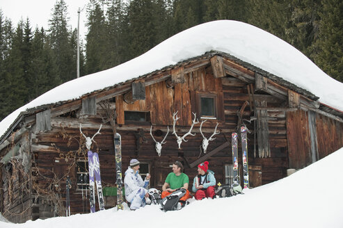 Österreich, Kleinwalsertal, Freunde sitzen bei der Hütte - MRF001237