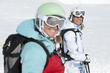 Österreich, Kleinwalsertal, Frauen mit Skibrille, lächelnd - MRF001241