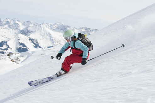 Österreich, Kleinwalsertal, Frau beim Skifahren - MRF001243