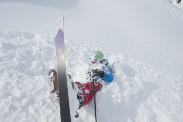 Österreich, Kleinwalsertal, Frau beim Skifahren - MRF001246