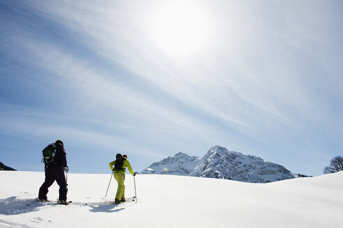 Österreich, Kleinwalsertal, Skifahren zu zweit - MRF001252