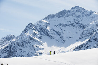 Österreich, Kleinwalsertal, Skifahren zu zweit - MRF001254