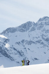 Österreich, Kleinwalsertal, Skifahren zu zweit - MRF001256