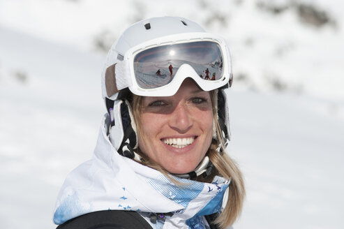 Österreich, Kleinwalsertal, Junge Frau mit Skibrille, lächelnd - MRF001257