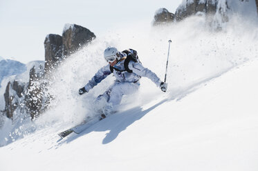 Österreich, Kleinwalsertal, Junge Frau beim Skifahren - MRF001259