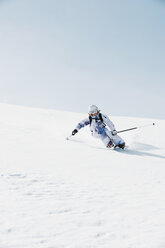 Österreich, Kleinwalsertal, Junge Frau beim Skifahren - MRF001262