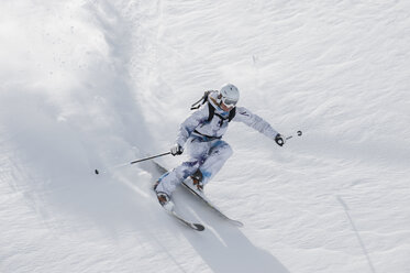 Österreich, Kleinwalsertal, Junge Frau beim Skifahren - MRF001263