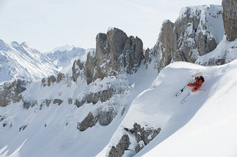 Österreich, Kleinwalsertal, Männerskifahren, Blick von oben, lizenzfreies Stockfoto